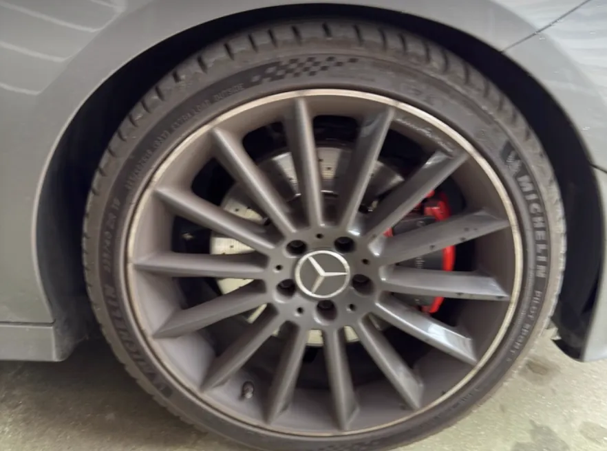 Voor: AMG-velg vol remstof
