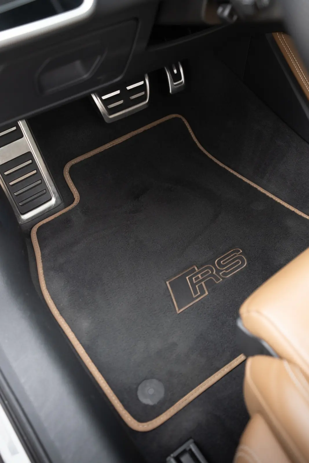 Na: propere vloermat Audi RS6