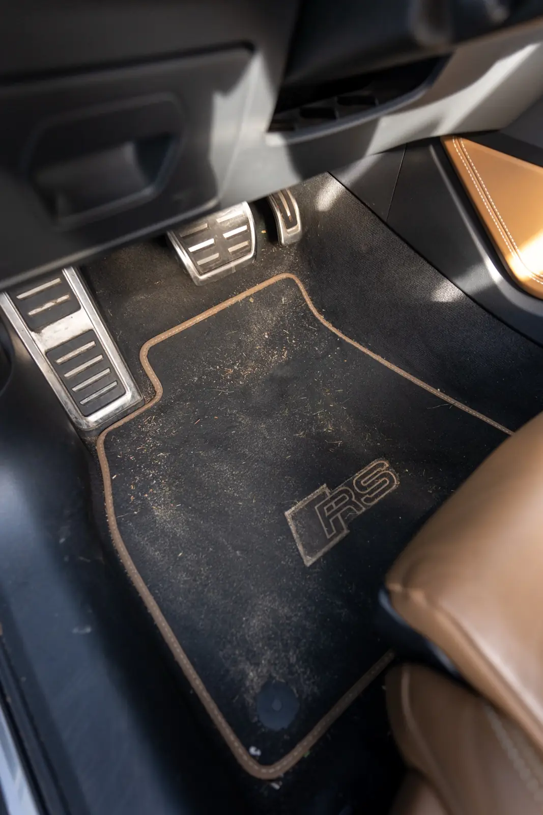 Voor: vuile vloermat Audi RS6