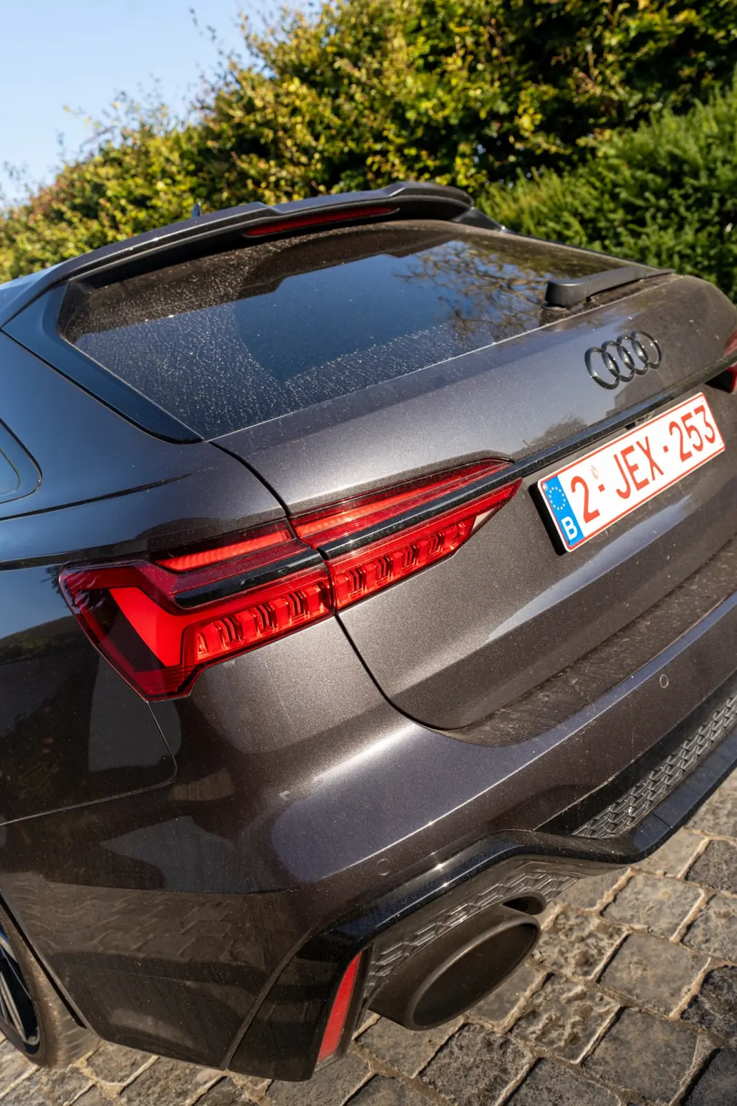 Voor: stoffige achterkant Audi RS6